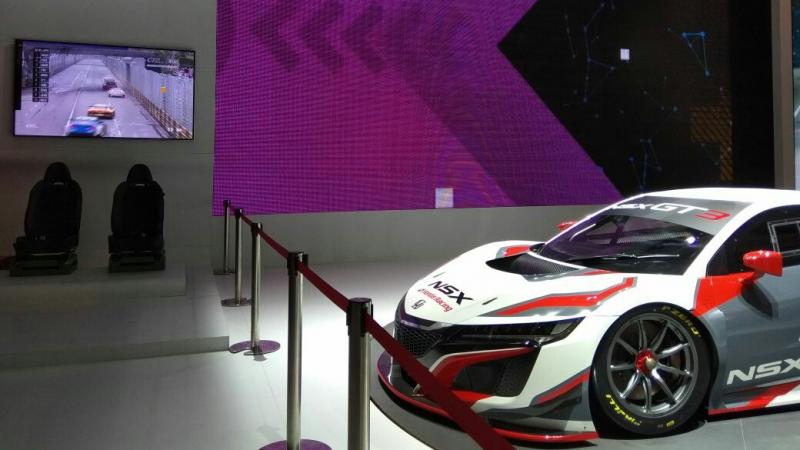 Rasakan sensasi supercar Honda NSX mengitari Sirkuit Suzuka di booth Honda di IIMS 2018 (foto: anto)