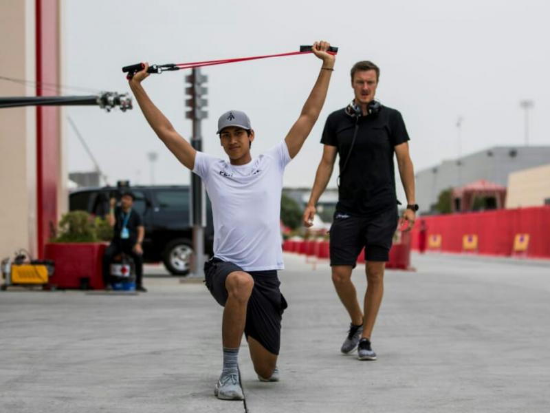 Sean Gelael lakukan latihan fisik guna mendukung penampilannya di sirkuit jalan raya Baku City sepanjang 6 km. (foto : ist)
