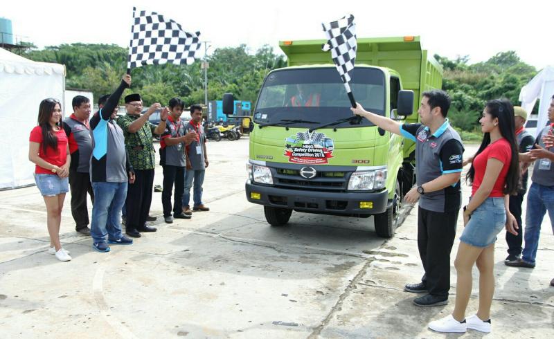 Pelepasan Hino Safety Driving Competition menuju Bengkulu. (foto : Hino)