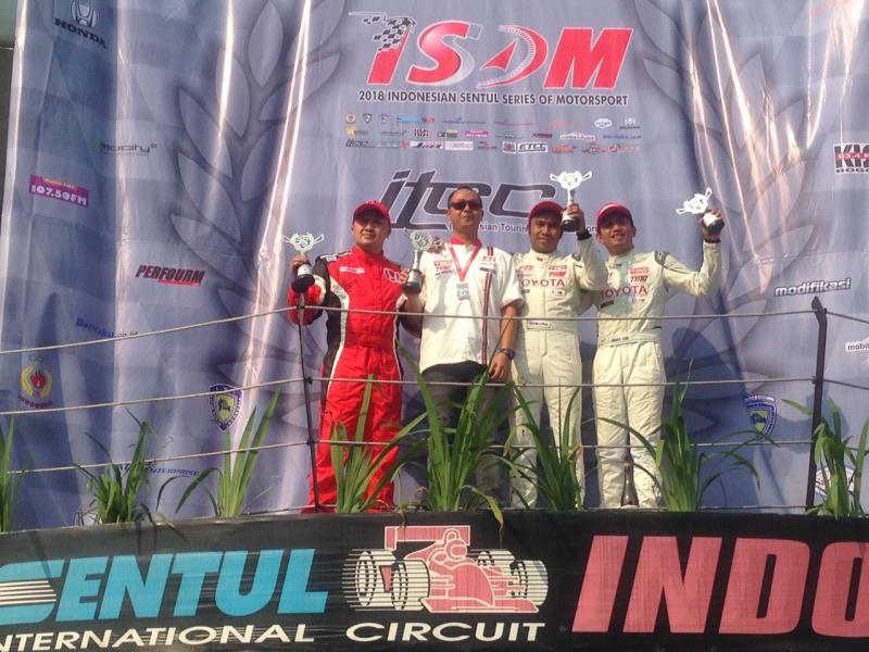 Selebrasi Haridarma Manoppo bersama Alvin Bahar dan Demas Agil di podium kejurnas ITCC 1600 max