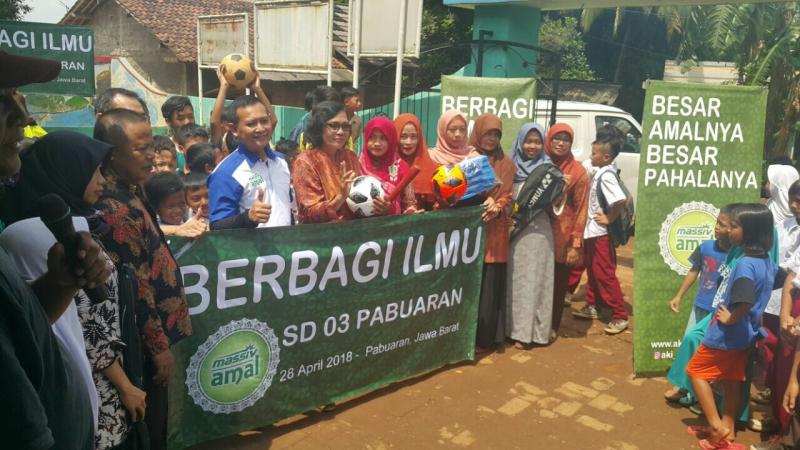 Manajemen aki Massiv Amal bersama sekolah SD Pabuaran Bogor. (foto : ist)