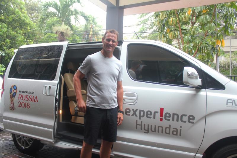 Teddy Sheringham menikmati kenyamanan mobil Hyundai selama di Jakarta. (foto : Hyundai)