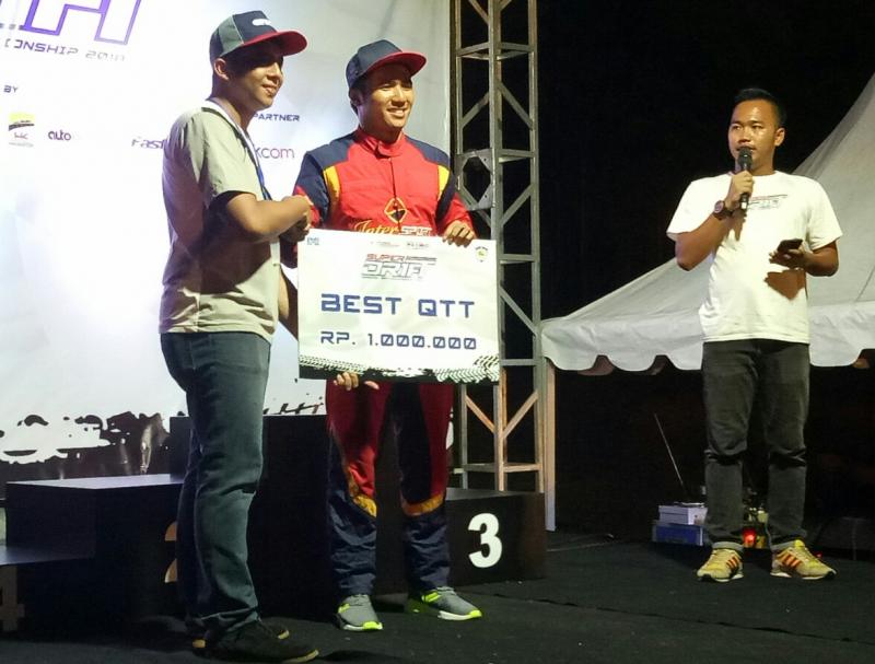 Adwitya Amandio terima hadiah best QTT dari GT Radial. (foto : budsan) 