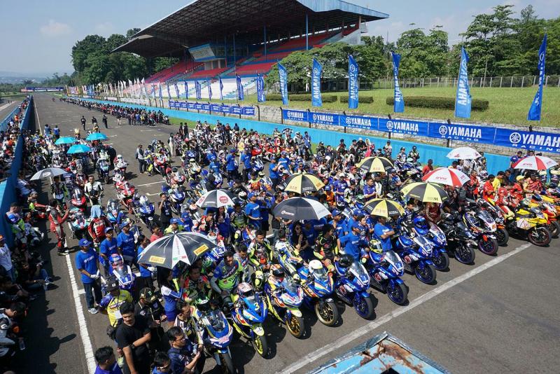 Komunitas Yamaha dari berbagai daerah menikmati balapan di sirkuit Sentul. (foto : Yamaha)