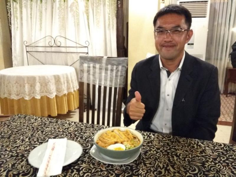 Akira, juga suka Coto Makassar dan Nasi Padang (foto: anto) 