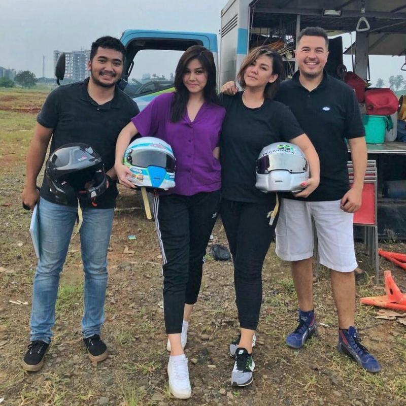 Rifat Sungkar, Sissy, Vanesha dan Redwan. Siap gebrak sprint rally Banteng Motosport di Paramount Land, Tangerang. (foto : ist)