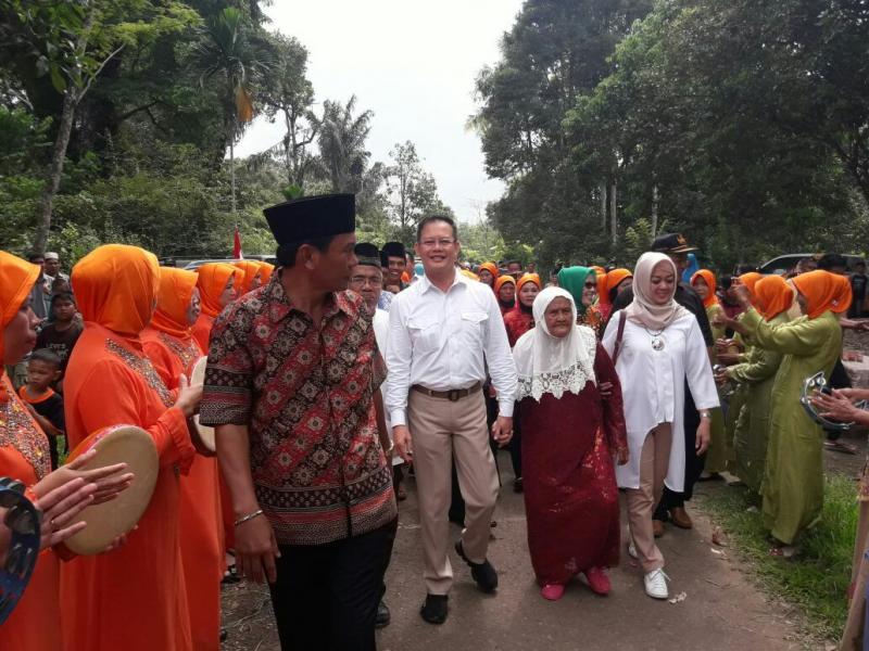 Kak Wari dan Bunda Lisa kampanye di sebuah desa yang agak terpencil di Musi Rawas. (foto : ist)