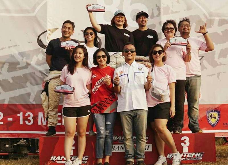 Para peserta wanita Banteng Motorsport Sprint Raly 2018 bersama ketua panitia Bimo Pradikto. (foto : RFT)