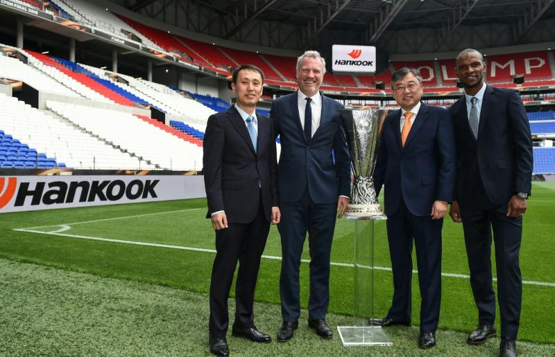 Pejabat Hankook tire dan UEFA League usai MUO perpanjangan kontrak. (foto : ist)