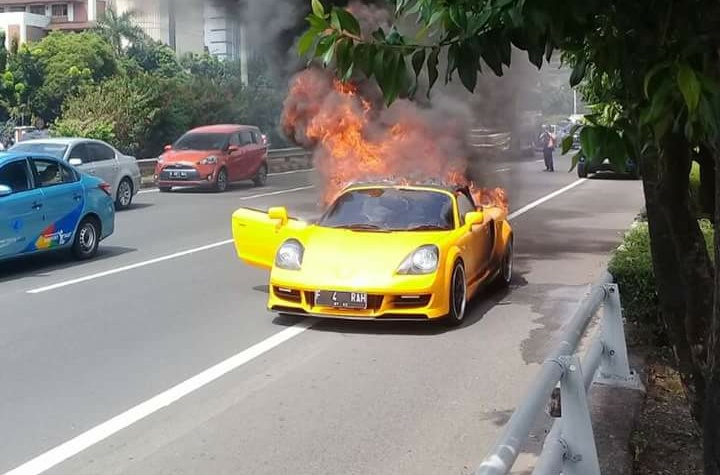Toyota MR-S terbakar di Tol Slipi, populasinya hanya segelintir. (foto: ist) 