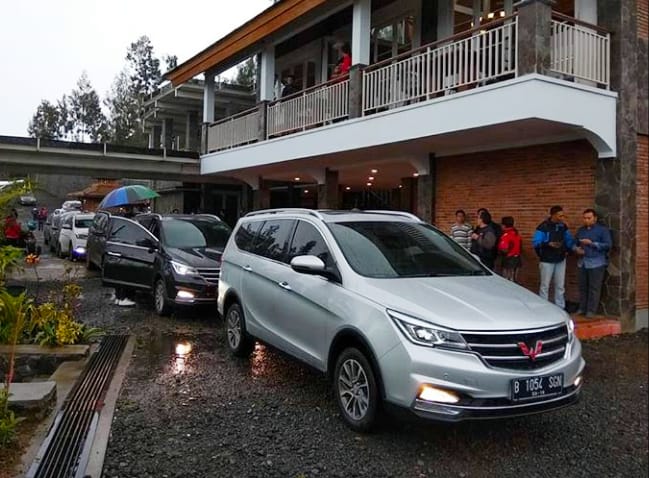 Mobil Cina Wuling mulai diterima konsumen Indonesia. (foto: anto) 