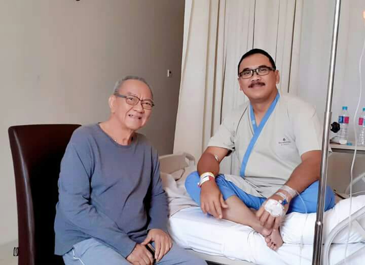 Erwin Mancha saat dibezuk tokoh motorsport Indonesia, Bambang Gunardi di RS EKA Hospital. (foto : ist)