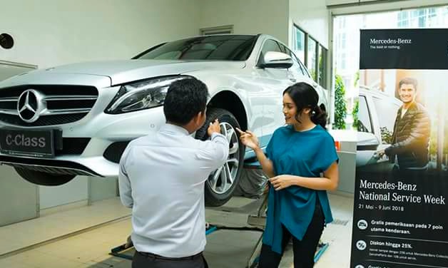 Alexandra Asmasoebrata mempercayakan mobilnya di layanan resmi Mercedes-Benz. (foto: ist) 