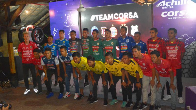 Perwakilan pemain dari 11 klub Liga Indonesia hadir di buka bersama Corsa/Achilles