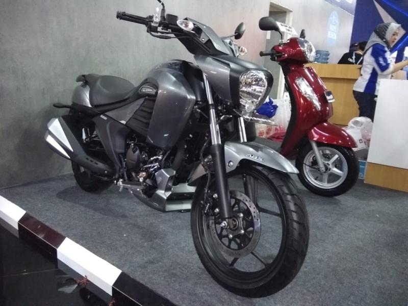 Suzuki Intruder 150 dan Access 125 di Jakarta Fair 2018, mencuri perhatian penggemar motor. (foto: anto) 