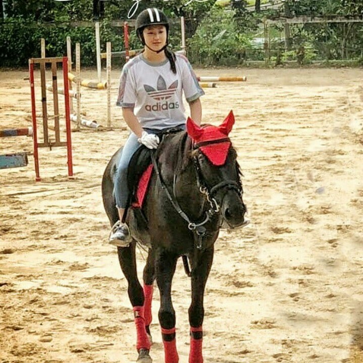 Kezia Santoso di atas pelana kuda untuk isi waktu luang. (foto : ist)