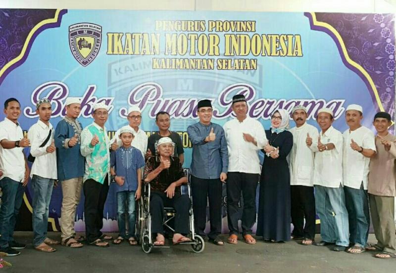 Kebersamaan tokoh otomotif Kalimantan Selatan dalam Buka Puasa Bersama. (foto : wanto).