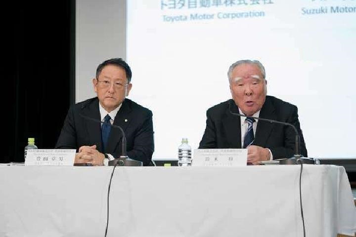 Akio Toyoda (kiri) dan Osamu Suzuki (kanan) sepakat saling sinergi di India. (foto: ist) 