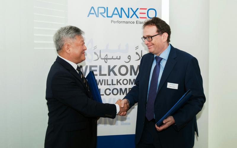 CEO ARLANXEO dan bos Hankook tire untuk sebuah kesepakatan. (foto : ist)