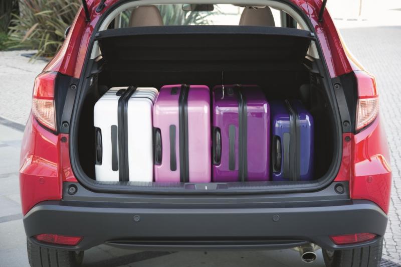 Keuntungan bagai full cabin Honda HR-V, muatan barang bisa maksimal di mobil kompak. (foto: ist) 