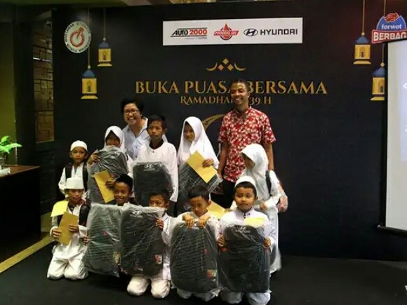 Indra Prabowo dan Adinda (Hyundai) berbagi kebahagiaan bersama anak yatim. (foto : ist)