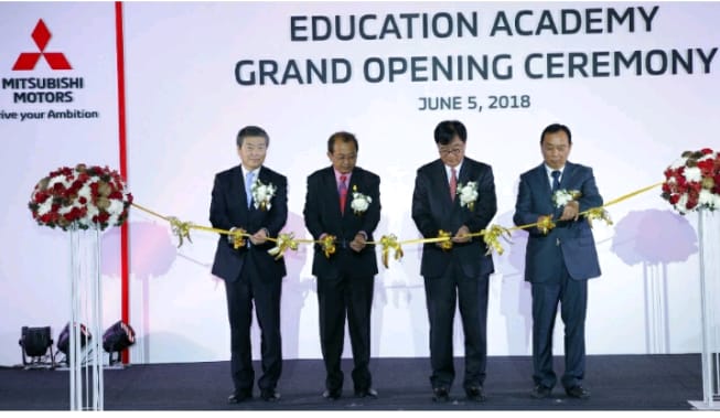 Manajemen Mitsubishi Motors Thailand meresmikan fasilitas Education Academy. (foto: ist) 