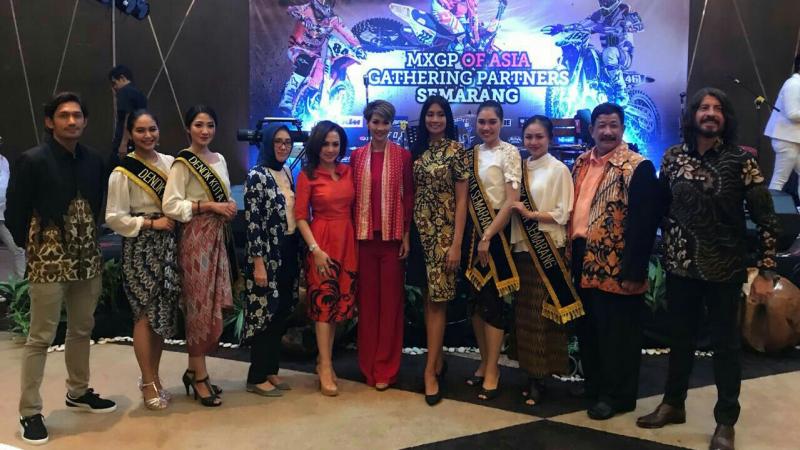 Para selebritis dan brand ambassador saat partner gathering MXGP 2018 di hotel Gumaya Semarang, Sabtu 9 Juni 2018. (foto : ist)