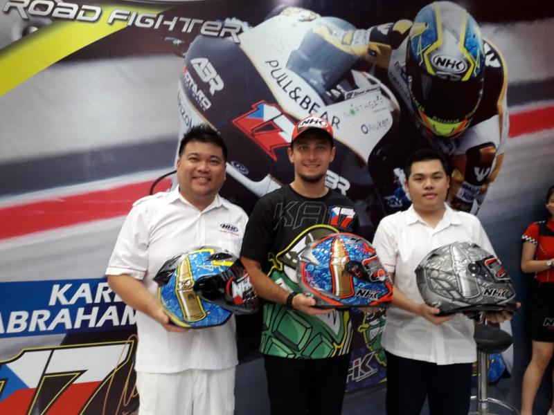 Karel Abraham (tengah) luncurkan helm NHK replika yang dipakai di MotoGP