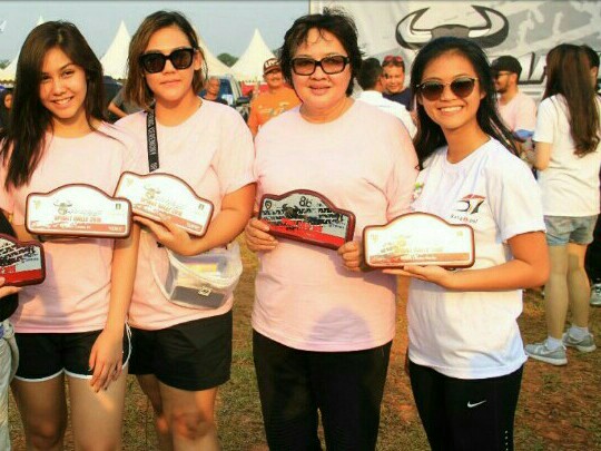 Ria Sungkar (kedua dari kiri) ketika mengikuti Banteng Motorsport Sprint Rally di Paramount Gading Serpong bulan lalu. (foto : sportku.com)
