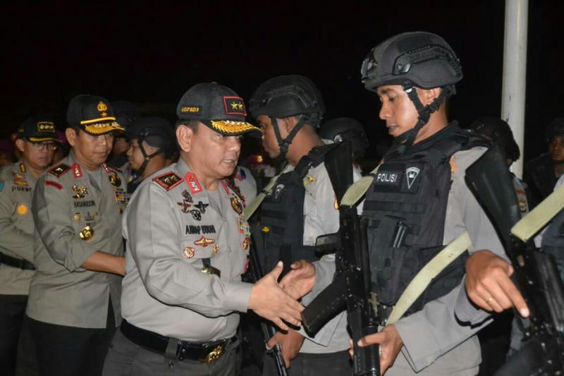 Irjen Pol Andhap Budi Revianto memberi support anggotanya dalam pengamanan malam Takbiran. (foto : ist)