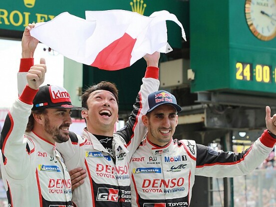 Fernando Alonso (kanan), finish yang pertama untuk tim Toyota. (foto : ist)