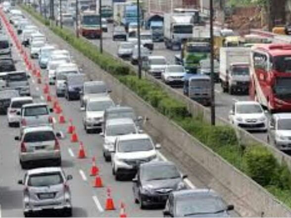 Contra flow diberlakukan di tol Cikampek demi kelancaran arus balik ke Jakarta. (foto : ist)