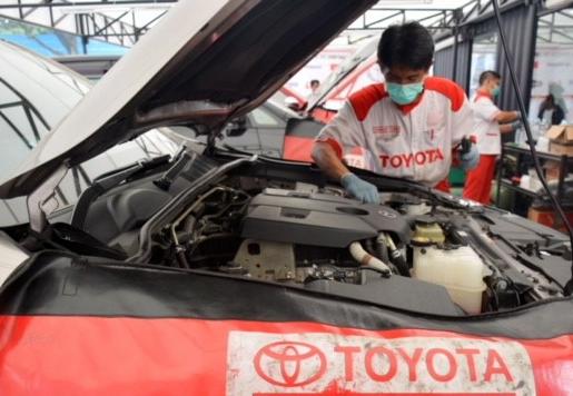 Perhatikan kondisi tiga cairan vital, pemeriksaan lengkap bisa datangi bengkel resmi Toyota. (foto: ist) 