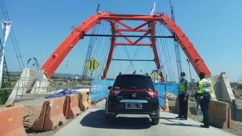Jembatan Kali Kuto Siap Digunakan secara fungsional untum arus balik mudik. (foto: merdeka.com)