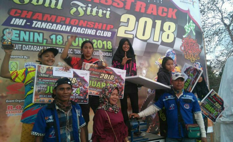 Aksi Crosser Wanita Mendapat Sambutan Antusias di Kejuaraan Grasstrack Tangaran