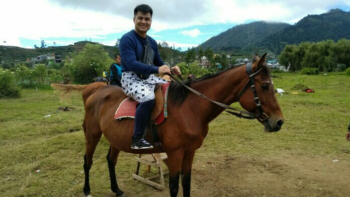 Rilek naik kuda dulu sebelum turun berlomba di gymkhana Yogyakarta. (foto : dok pribadi)