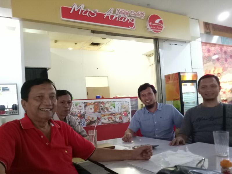Irjen Anang Boediardjo (kanan), Anang, Dicky dan Endro di kedai cobek Mas Anang. (foto : budsan)