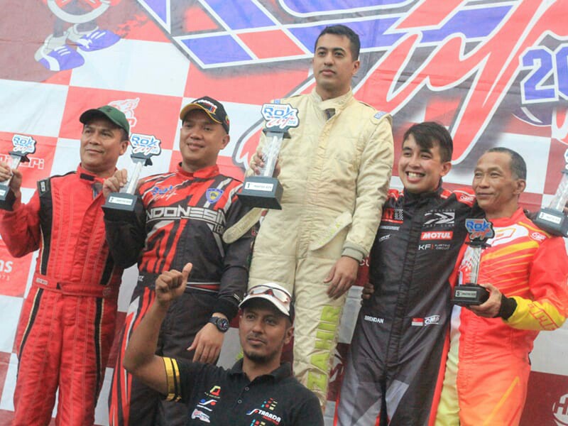 Zahir Ali (tengah), juara Asia Max Challenge dulu baru targetkan podium di Italia. (foto : rayhan adrian)