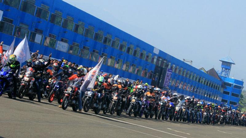 Ribuan bikers serbu sirkuit Sentul International Bogor. (foto : ist)