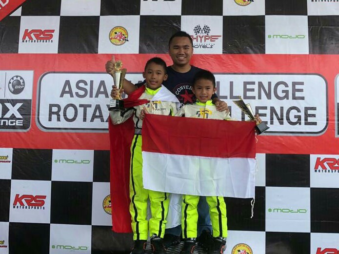 Aditya Wibowo dan Calvin Wibowo mengapit sang ayah di podium sirkuit gokart Sepang, Malaysia. (foto : ist)