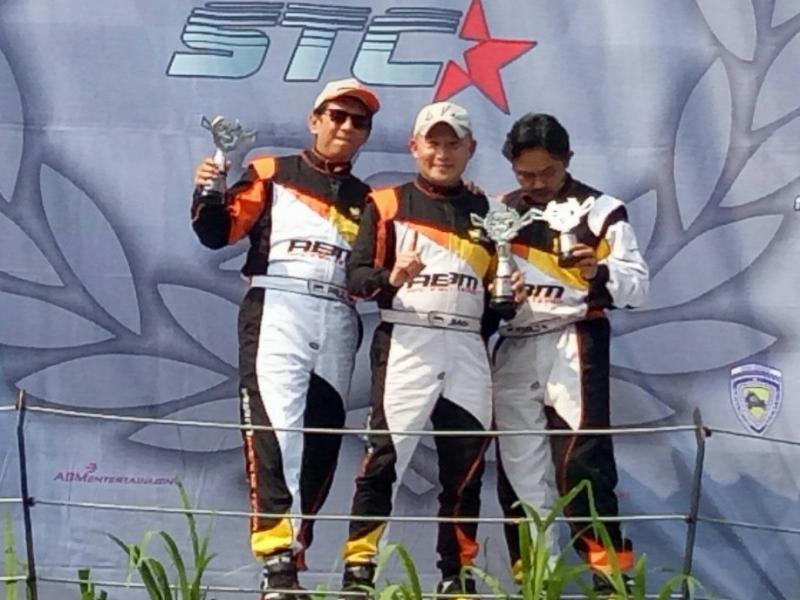 Trio pembalap ABM Motorsport ini menyumbang trofi untuk timnya di ISSOM seri 3. (foto : budsan)