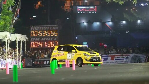 Seperti di Semarang, seri Asian Auto Gymkhana Competition di Bali finalnya digelar malam hari. (foto : genta)