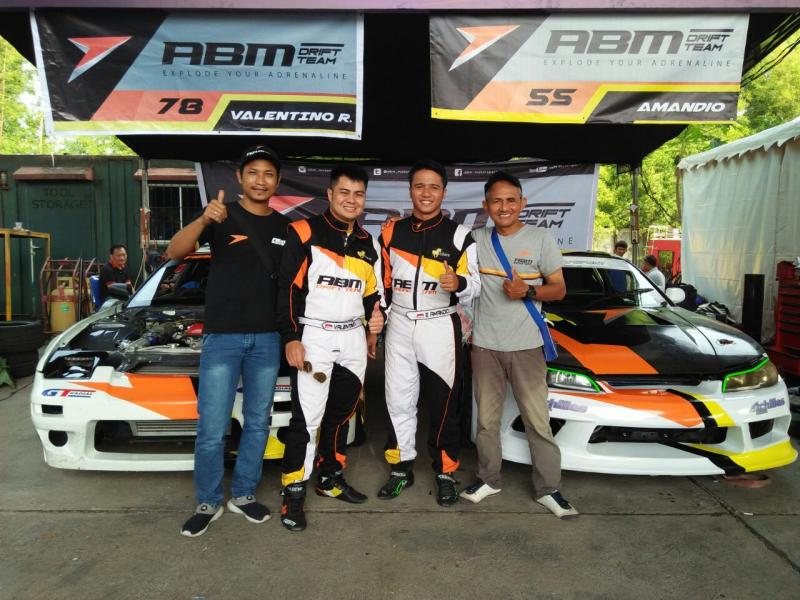Adwitya Amandio dan Valentino Ratulangi dengan bendera ABM Drift Team. (foto : ist)