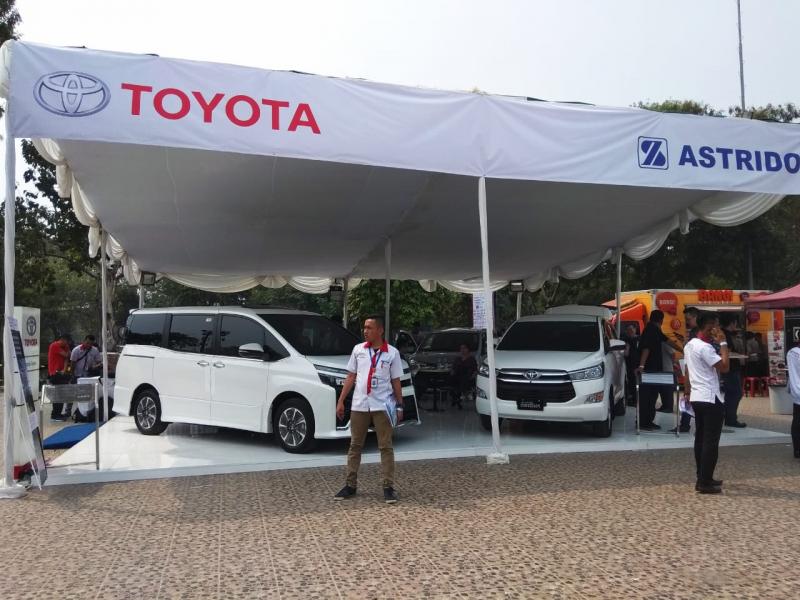 Keluarga MPV Toyota hadir di Otobursa Tumplek Blek 2018. (foto: anto) 