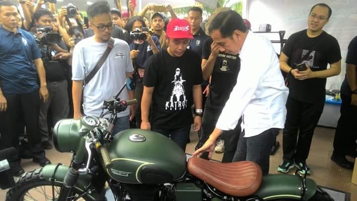 Presiden Jokowi didampingi Panji Maulana, Pemimpin Redaksi Tabloid Otomotif berkeliling area Otobursa Tumplek Blek 2018. (foto: Aant Otomotif) 