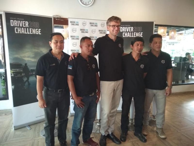 Manajemen Volvo Trucks Indonesia bersama Finalis Driver Challenge 2018. (foto: anto) 