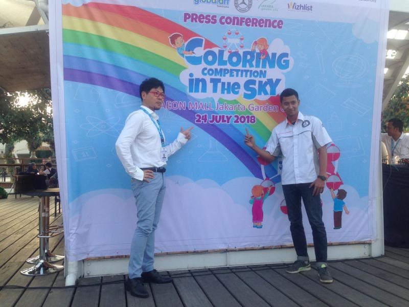 Direktur PT. Momozen Amusement Indonesia, Hironori Takano bersama perwakilan komunitas W202, Doddy Kurniawan