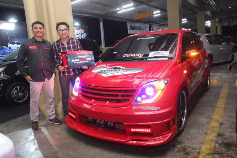 Toyota Ist asal Medan raih juara di kontes modifikasi Autovision AutoLightUp. (foto: ist) 
