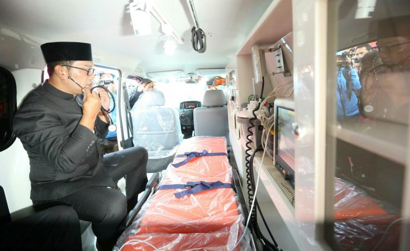 Ridwan Kamil di dalam mobil ambulance sumbangan dari Daihatsu. (foto : ist)