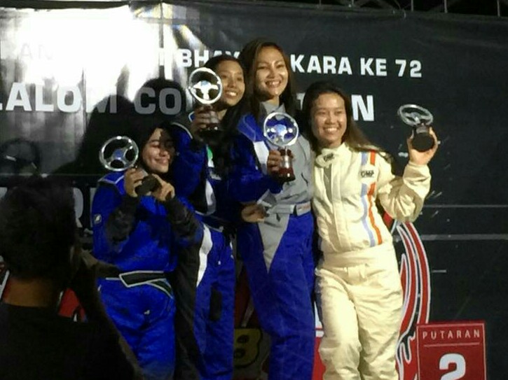 Felicia Hariono (kanan) bersama para juara kelas wanita. (foto : ist)